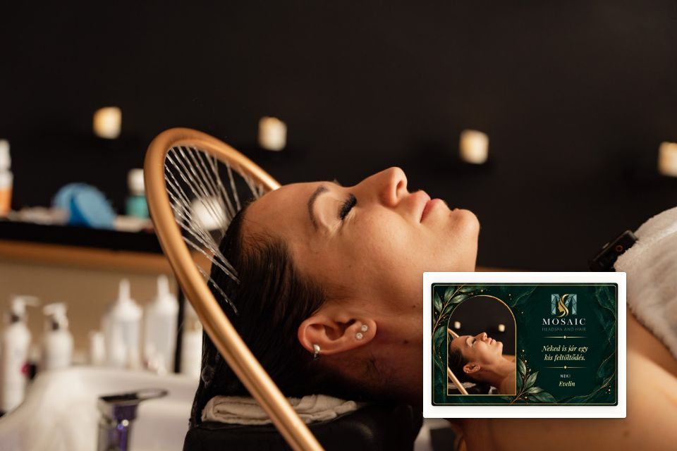 Vendég Head Spa kezelésen, az arany zuhanyív alatt, előtte egy személyre szabott ajándékkártya