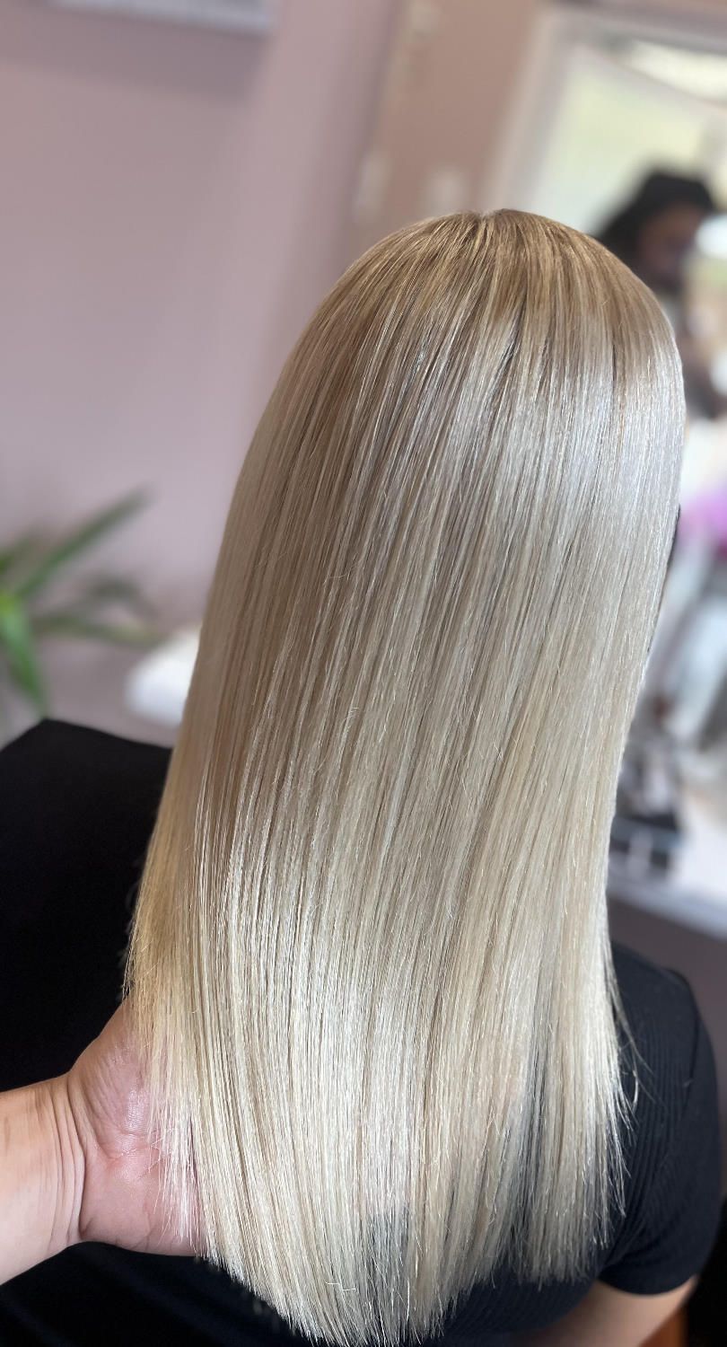 Világos, szőke hajszín – valódi MOSAIC Hair vendégmunka
