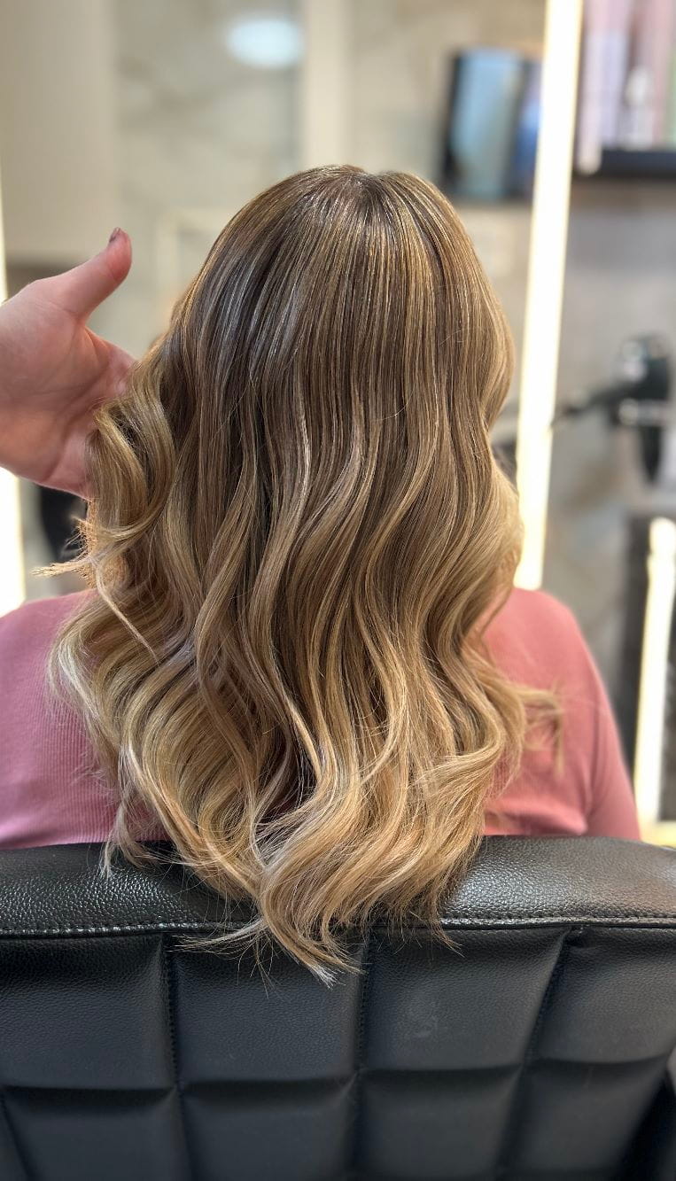 Barna, karamellárnyalatú haj – valódi MOSAIC Hair vendégmunka