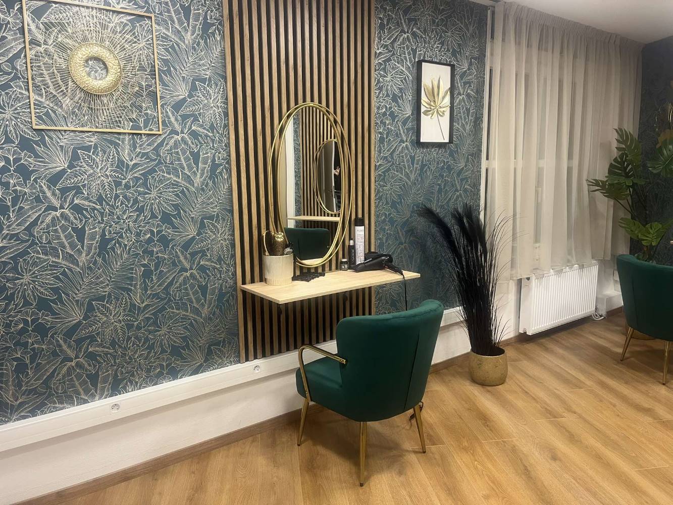 Tükrös fodrászhely zöld fotellel a MOSAIC Hair szalonban