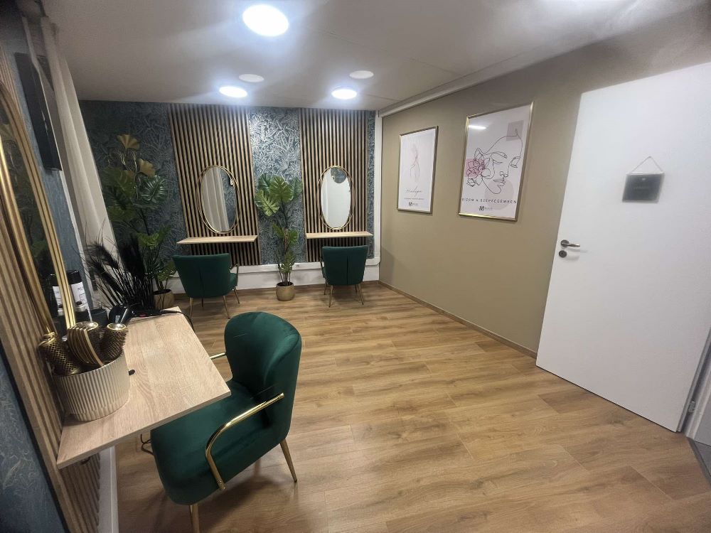 A MOSAIC Hair fodrászhelyei: tükrös munkaasztal és zöld fotel