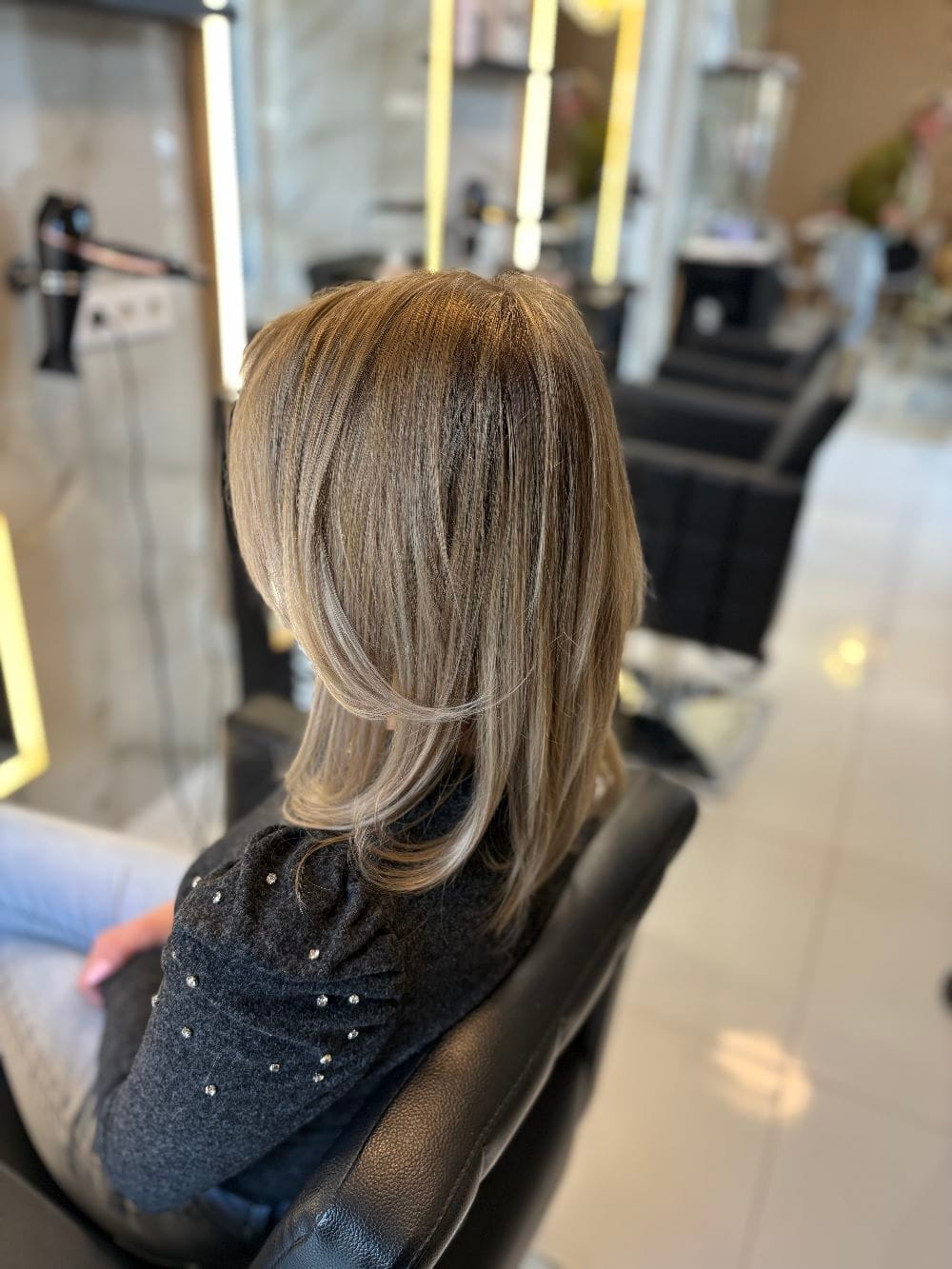 Világos, szőke hajszín – valódi MOSAIC Hair vendégmunka