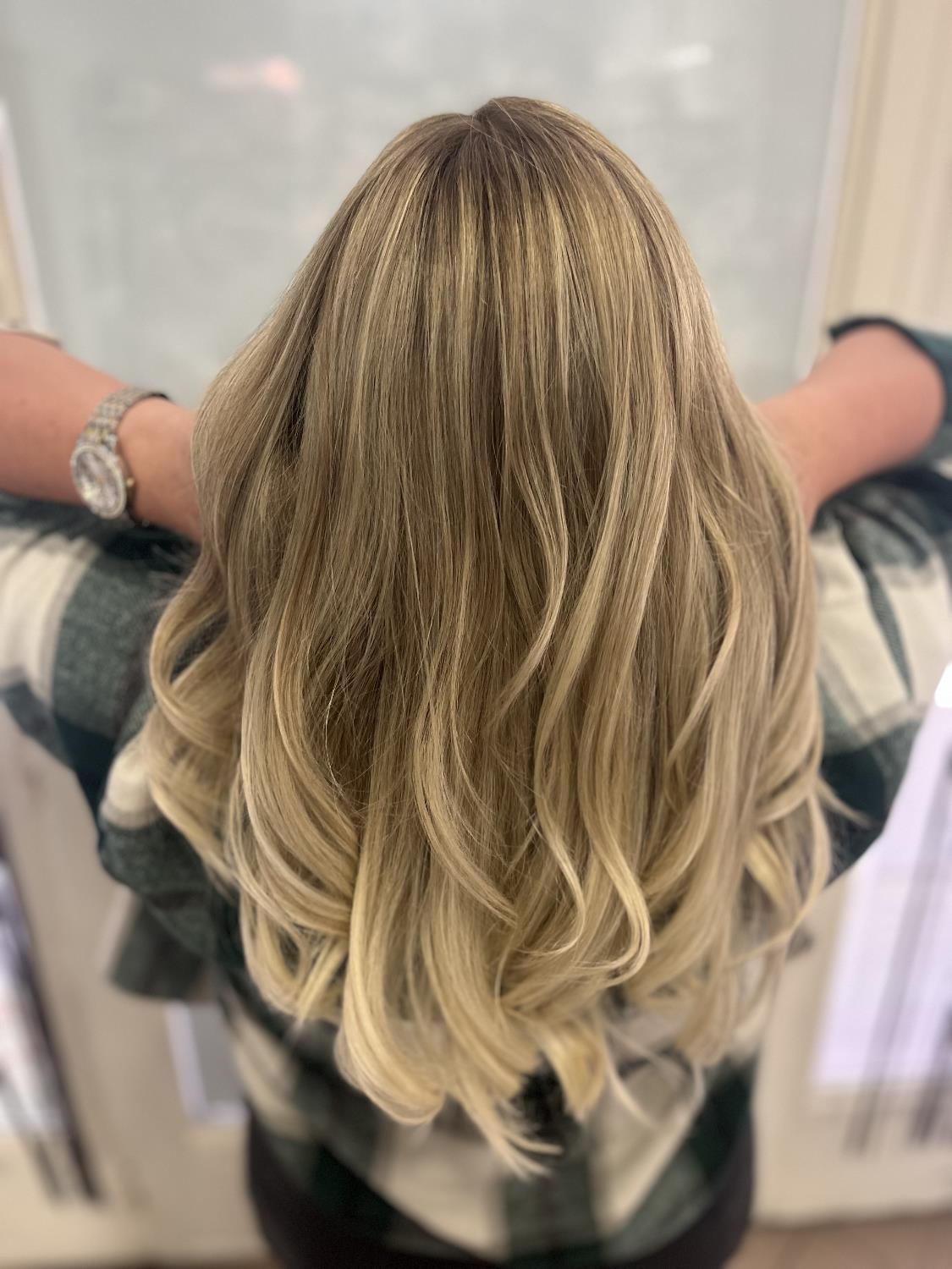 Világos, szőke hajszín – valódi MOSAIC Hair vendégmunka
