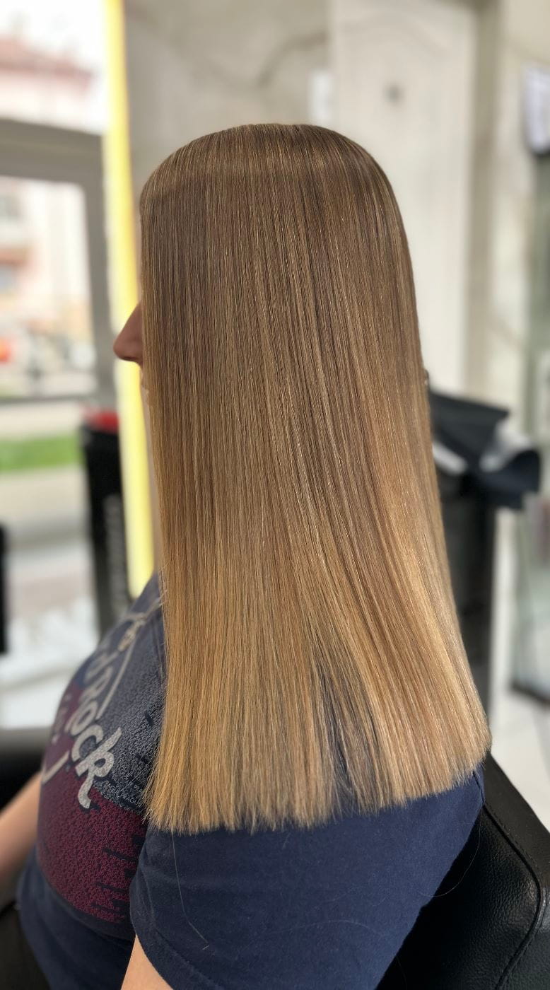 Barna, karamellárnyalatú haj – valódi MOSAIC Hair vendégmunka
