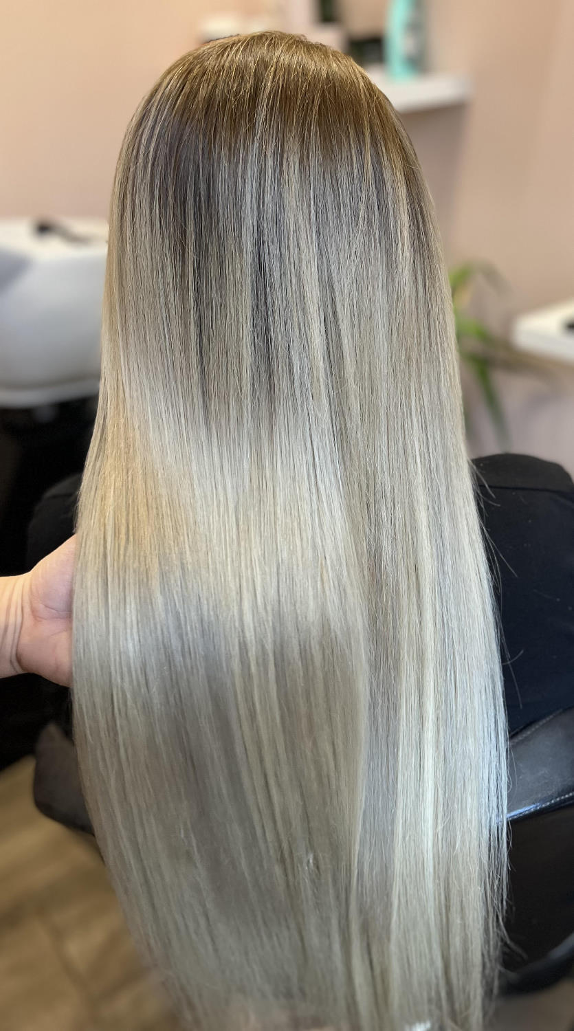 Világos, szőke hajszín – valódi MOSAIC Hair vendégmunka
