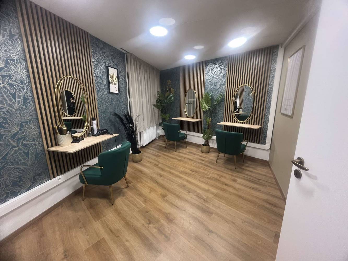 A MOSAIC Hair szalon fodrászterme tükrös munkahelyekkel