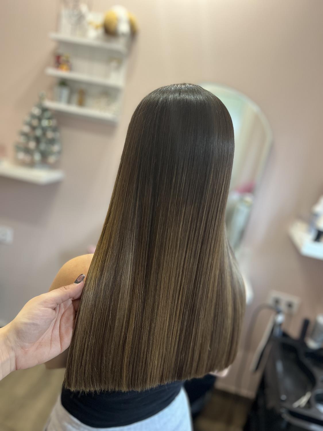 Barna, karamellárnyalatú haj – valódi MOSAIC Hair vendégmunka