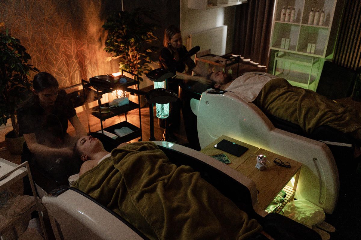 Páros Head Spa kezelés: két vendég egymás mellett