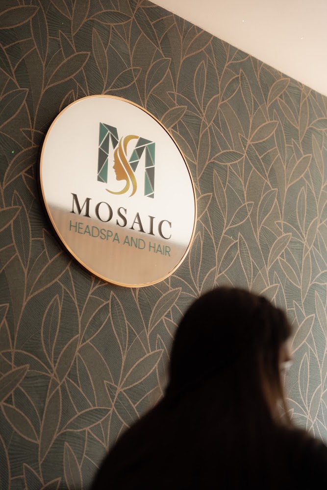 A MOSAIC Head Spa logója a zöld mintás falon